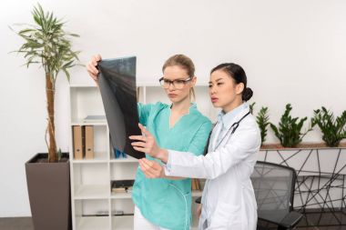 x-ışını resmi birlikte bakarak doktorlar