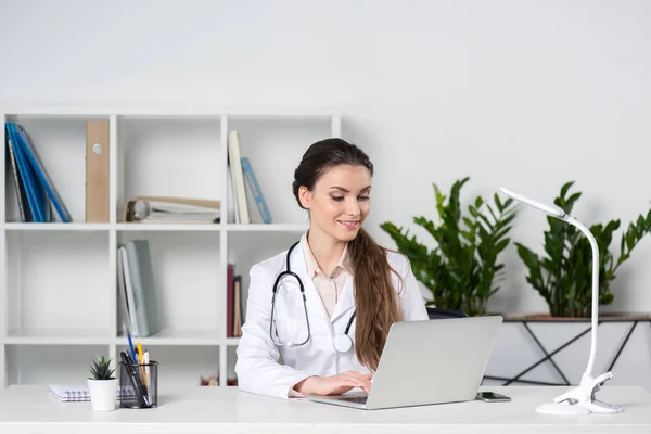 Doctor using laptop — Stock Photo, Image