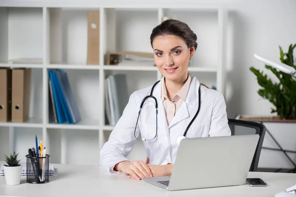 Doctor usando laptop — Foto de Stock