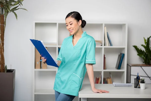 Internist holding clipboard with diagnosis — Stock Photo, Image