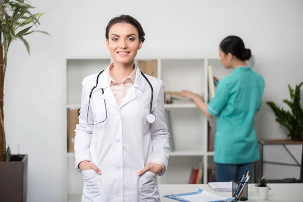 Sorridente medico caucasico — Foto Stock