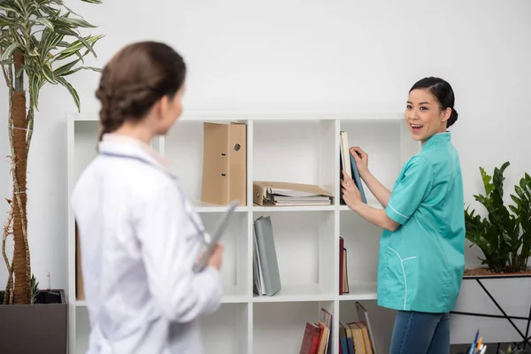 Internista conversando com médico — Fotografia de Stock