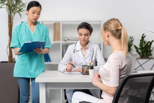 Paziente e medico su consultazione — Foto Stock