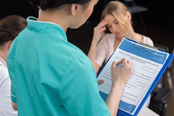 Internista preenchimento de formulário médico — Fotografia de Stock