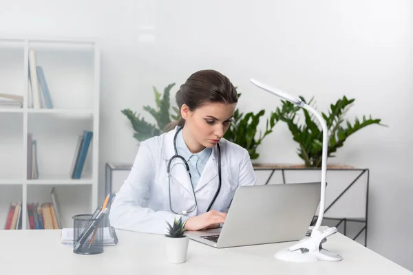 Doctor usando laptop —  Fotos de Stock
