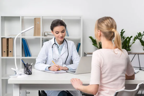 Paciente y médico en el hospital — Foto de Stock