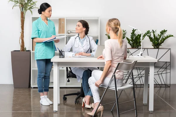 Giovani pazienti e personale medico — Foto Stock