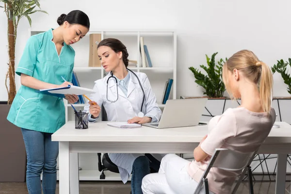 Young patient and medical staff — Stock Photo, Image
