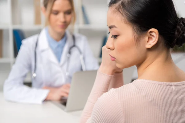 Patient and doctor in hospital — Stock Photo, Image