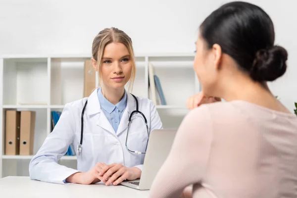 Paziente e medico in ospedale — Foto Stock