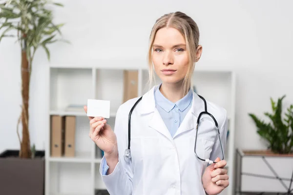 Doctor holding business card — Stock Photo, Image