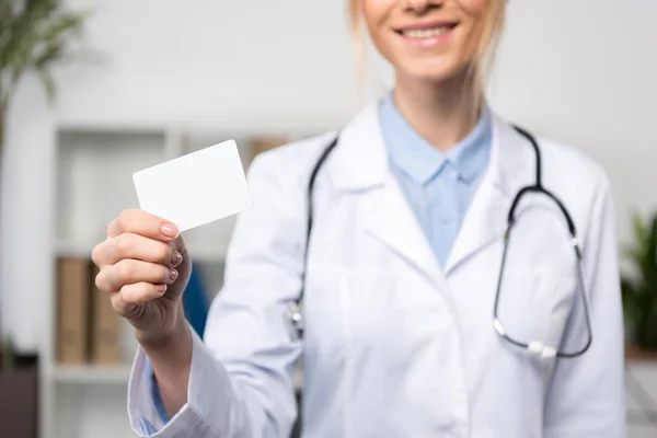 Médico segurando cartão de visita — Fotografia de Stock