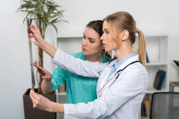 Врач и медсестра осматривают рентген — стоковое фото