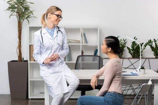 Paciente y médico en el hospital — Foto de Stock