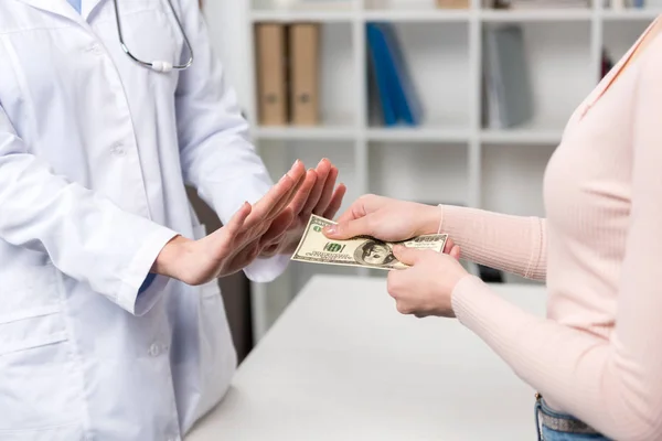 Doente dando dinheiro ao médico — Fotografia de Stock