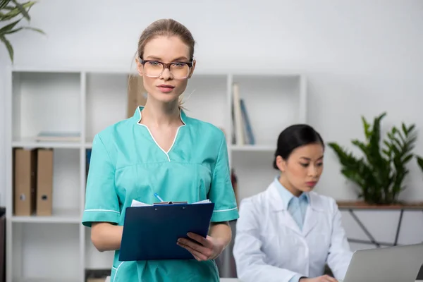 Jovem médico com área de transferência — Fotografia de Stock