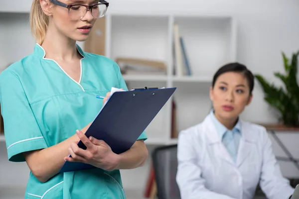 Jovem médico com área de transferência — Fotografia de Stock