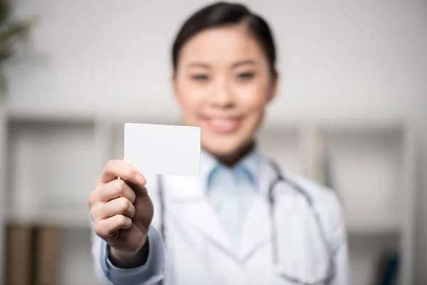 Doctor showing blank card — Stock Photo, Image