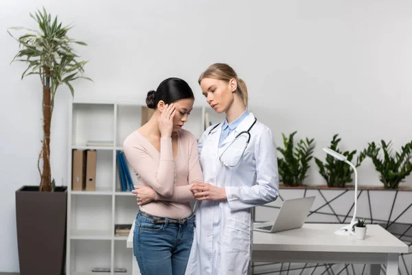 Patient and doctor in hospital — Stock Image Patient and doctor in hospital Stock Image