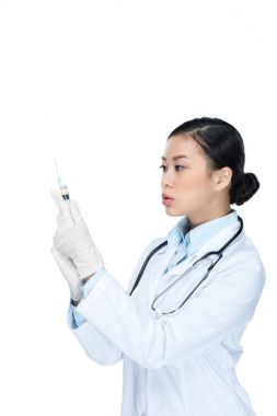 Genç Asyalı doktor holding şırınga