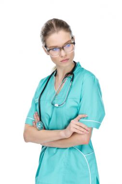 kollarını çapraz genç bir doktor