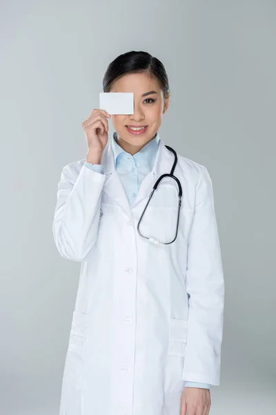 Médico segurando cartão em branco — Fotografia de Stock