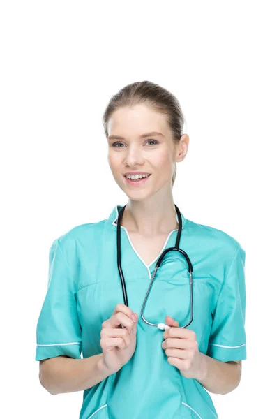 Jeune infirmière souriante avec stéthoscope — Photo