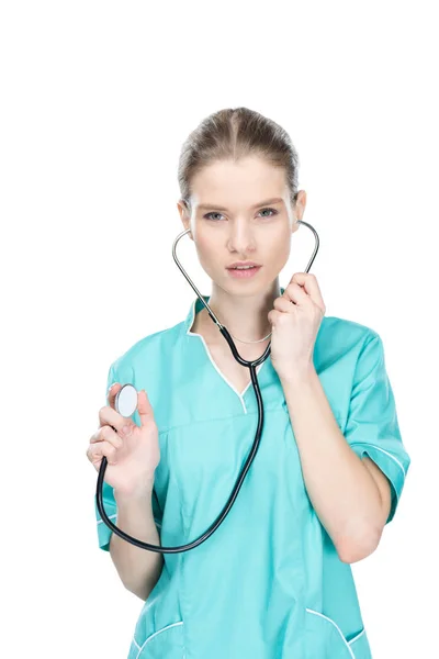 Jeune infirmière utilisant le stéthoscope — Photo