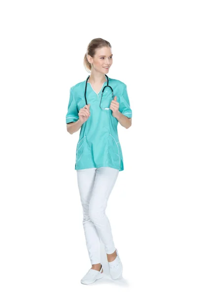 Молодая улыбающаяся медсестра со стетоскопом — стоковое фото