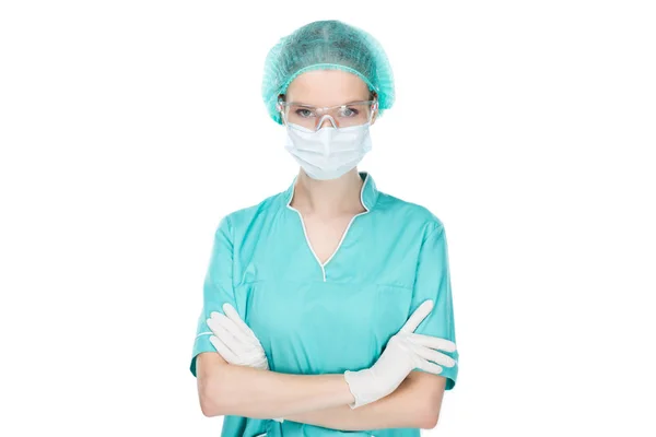 Хирург в медицинской маске со скрещенными руками — стоковое фото