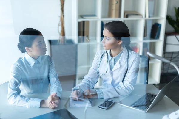 Médecin parlant avec le patient au bureau — Photo