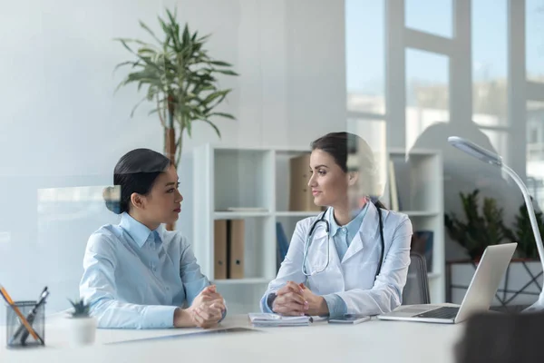 Médico conversando com paciente no consultório — Fotografia de Stock