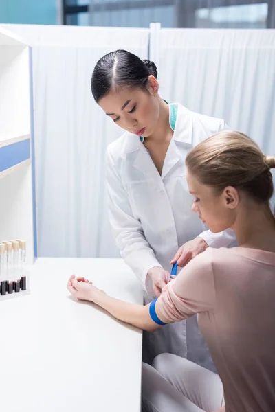 Médecin préparant le patient à un test sanguin — Photo