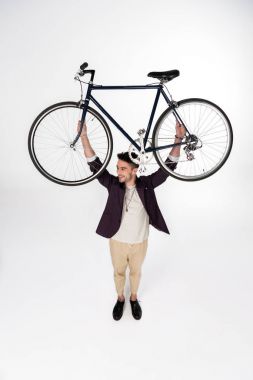 Bisiklet ile şık genç adam 