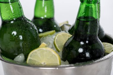 Buz ve bira şişeleri dolu kova 
