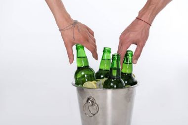 Buz ve bira şişeleri dolu kova 