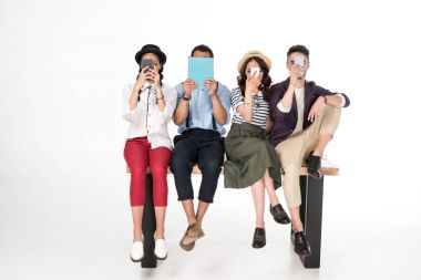 Arkadaşlar dijital cihazlar kullanarak 