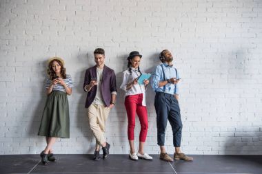 şık arkadaşlar dijital cihazlar kullanarak