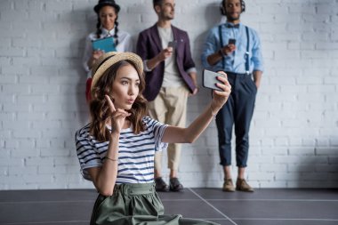 şık kadın selfie smartphone alarak