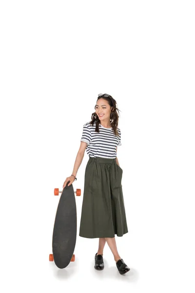 Hipster dívka s skateboard — Stock fotografie
