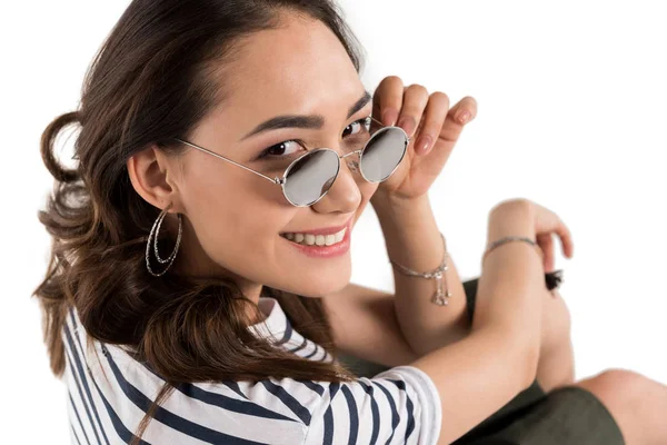 Lächelndes Mädchen mit Brille — Stockfoto