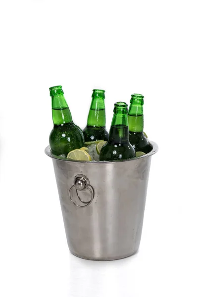 Kbelík plný ledu a pivní láhve — Stock fotografie