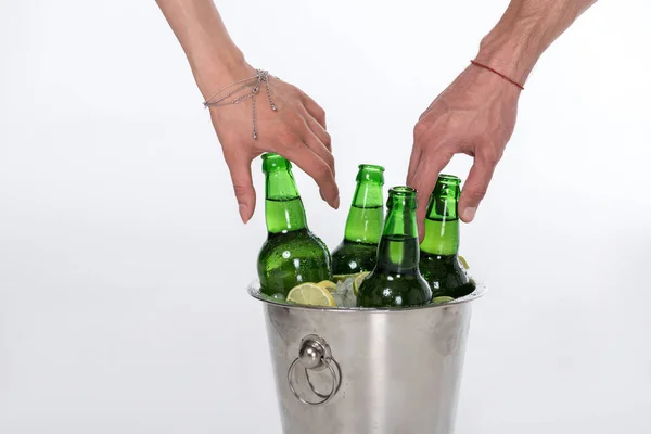 Cubo lleno de botellas de hielo y cerveza — Foto de Stock