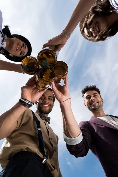 Vrienden die bier drinken — Stockfoto