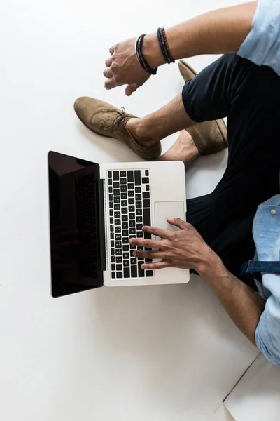 Uomo utilizzando il computer portatile — Foto Stock