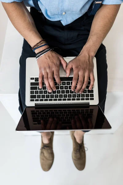 Hombre usando ordenador portátil — Foto de stock gratis