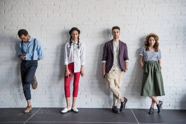 Jonge multi-etnisch vrienden in stijlvolle kleding — Stockfoto