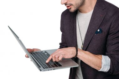 Genç adam dizüstü bilgisayar kullanıyor