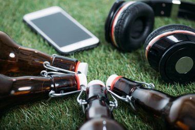 Bira şişeleri ile akıllı telefon ve kulaklık