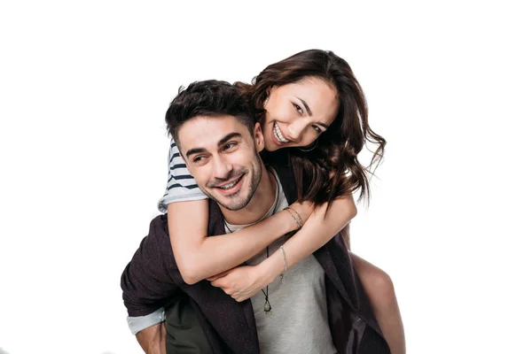 Jeune couple souriant faisant piggyback — Photo
